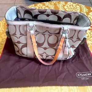 Classic 2000’s coach shoulder bag with metallic hardware